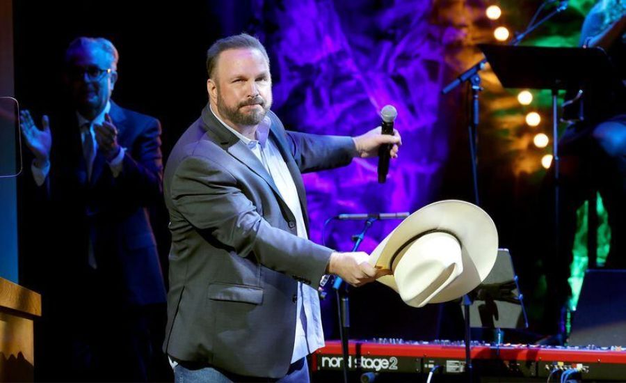 Country Music’s Bold Voices: Liberal Country Singers 7 Garth Brooks – Champion of Inclusivity